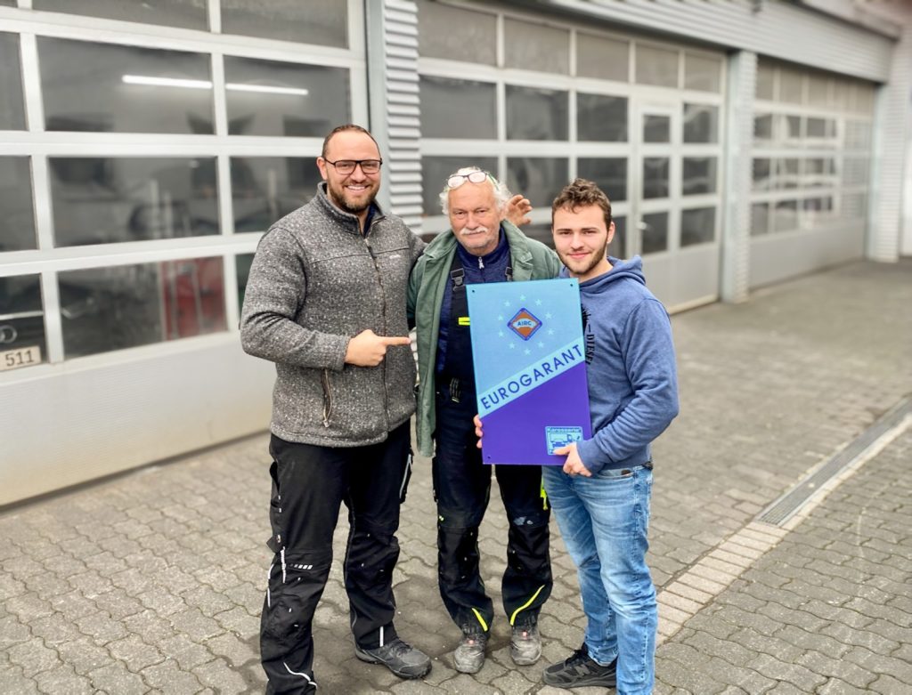 Team der Gebrüder Stahlhofen GmbH vor dem Werkstattgebäude in Duisburg